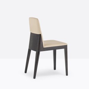 Zijaanzicht ALLURE 735 beige gestoffeerde stoel zonder armleuning met donker bruin frame van Pedrali