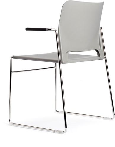 Achteraanzicht witte A550 sledeframe stoel met armleggers van FP Collection