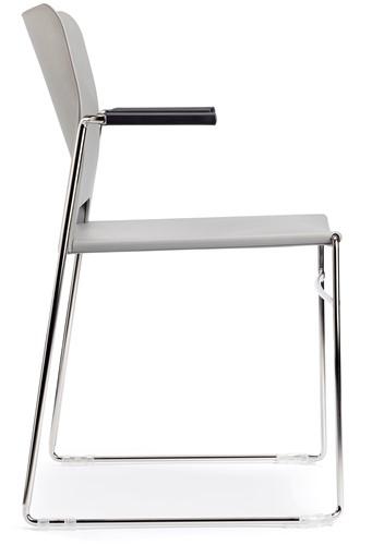 Zijaanzicht witte A550 sledeframe stoel met armleggers van FP Collection