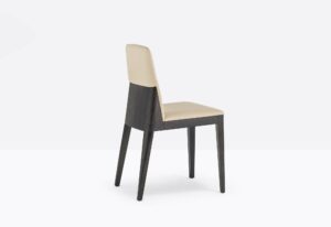 Zijaanzicht ALLURE 735 beige gestoffeerde stoel zonder armleuning met donker bruin frame van Pedrali