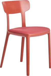 Avola SC rode stoel van polypropyleen met stoffen zitting van Satelliet Meubelen