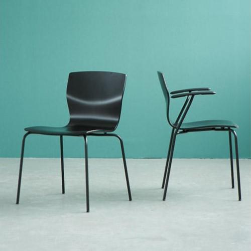 Twee zwarte Butterfly zit stoelen van het merk Magnus Olesen. Een stoel met armleuning en de andere stoel zonder armleuning