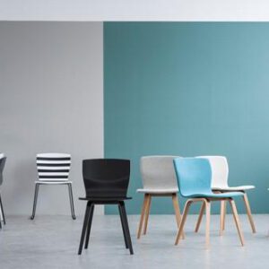 Zeven stoelen in diverse kleuren van het merk Magnus Olesen