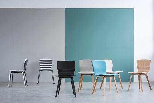 Zeven stoelen in diverse kleuren van het merk Magnus Olesen