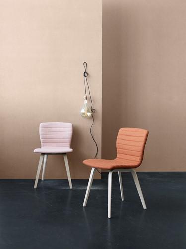 Twee zitstoelen in de kleur rood en roze van het merk Magnus Olesen