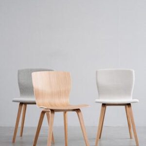 Drie zitstoelen in de kleuren grijs, licht eiken en wit