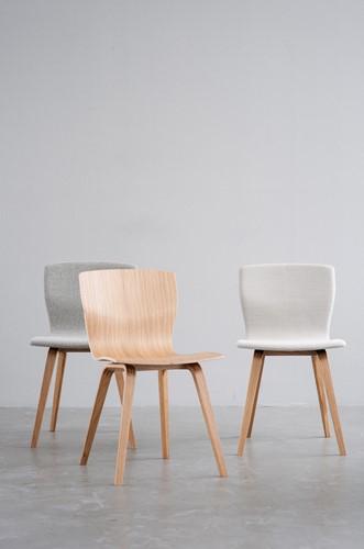 Drie zitstoelen in de kleuren grijs, licht eiken en wit