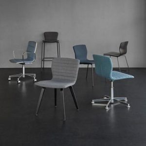 Zes verschillende stoelen in diverse kleuren van het merk Magnus Olesen