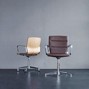 Twee kantoorstoelen in de kleur licht eiken en bruin met een zilveren armleuning en onderstel