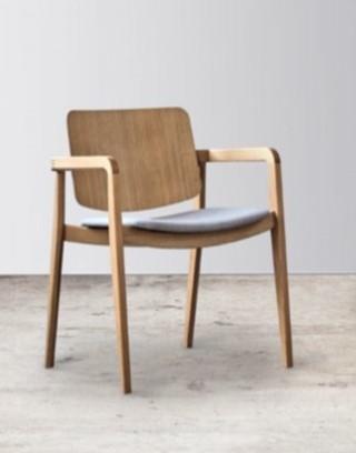 Vooraanzicht van de Freya houten stoel met blauwe zitting van het merk Magnus Olesen
