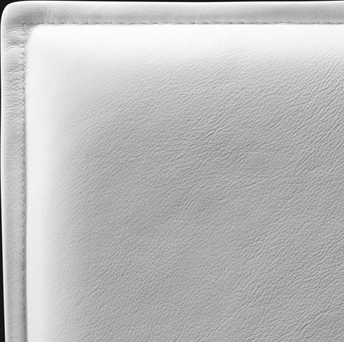 Ingezoomde bureaustoel met witte stof uit de Inferno collectie van Magnus Olesen