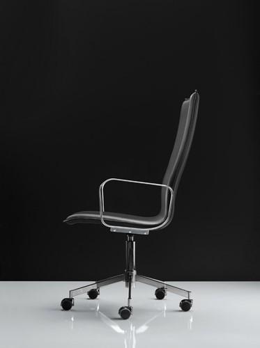 Zijaanzicht zwart bureaustoel met lange rugleuning en zilver onderstel uit de Inferno collectie van Magnus Olesen
