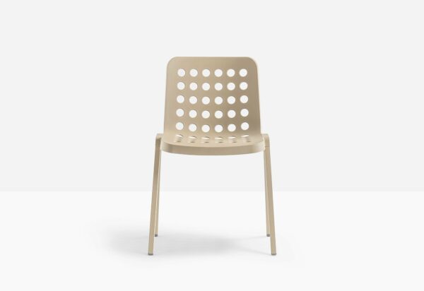 Beige KOI-BOOKI 370 stoel zonder armleuning met gaten in de zitting en rugleuning van Pedrali