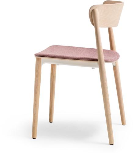 Zijaanzicht Nemea houten stoel met roze zitting van het merk Pedrali
