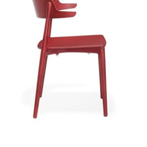 Zijaanzicht van een rode houten Nemea stoel van het merk Pedrali