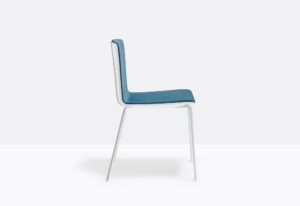 Zijaanzicht NOA 725 stoel zonder armleuning met wit frame en blauwe rugleuning en zitting van Pedrali
