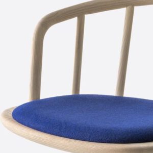 Nym 2836 - houten stoel met armleggers en opdekstoffering. FSC 100% gecertificeerd - PMS Projectinrichting