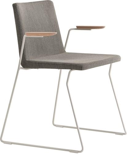 Osaka Metal 5725 - stoel met gestoffeerde zitting, armleggers en sledeframe. FSC 100% gecertificeerd - PMS Projectinrichting