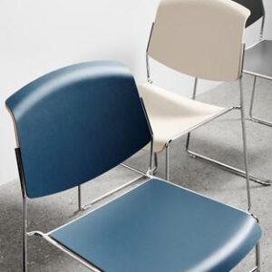 Van boven gefotografeerde blauwe, witte en grijze stoelen uit de Pause collectie van Magnus Olesen