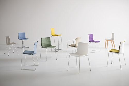 Point - comfortabele kunststof stoel verkrijgbaar in sprekende kunststof kleuren - PMS Projectinrichting