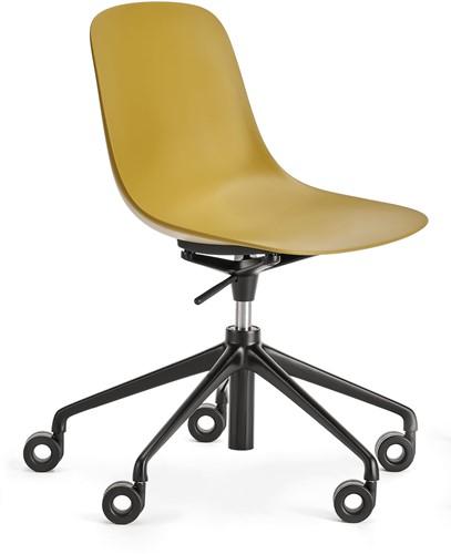 Gele Mono stoel op zwarte wieltjes van het merk FP Collection