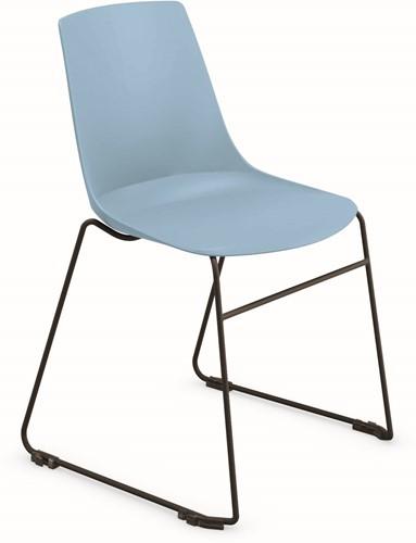 Blauwe stoel met een zwart sledeframe uit de Serie 100 van FP Collection