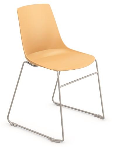 Gele stoel met zilveren sledeframe uit de Serie 100 van FP Collection