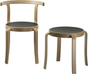 Twee houten stoelen met zwarte zitting van het merk Magnus Olesen. Een stoel met open rugleuning en een zonder rugleuning