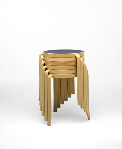 gestapelde houten stoelen met blauwe zitting van het merk Magnus Olesen