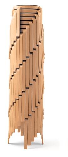 Toren van gestapelde houten stoelen van het merk Magnus Olesen