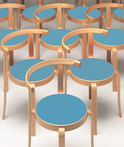 Tien houten stoelen met open rugleuningen en blauwe zittingen uit de 800-serie van Magnus Olesen