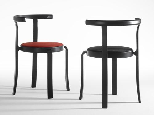 Twee zwarte stoelen met open rugleuning met een rode en zwarte zitting uit de 800-serie van Magnus Olesen