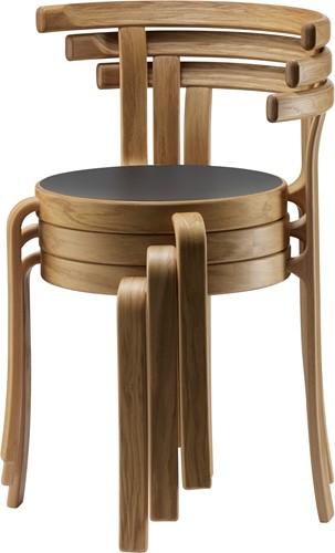 Drie gestapelde houten stoelen uit de 800- serie van Magnus Olesen