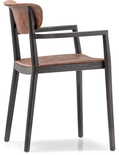 Achteraanzicht bruine stoel met armleuning met oranje zitting en rugleuning van het merk Pedrali
