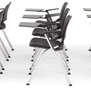Een aantal zwarte AC140 schrijftafeltjes voor stapelbare stoelen serie 140, voor rechtshandigen van FP Collection