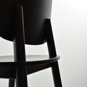 Met zijn originele en stevige structuur is de zwarte PADDLE Chair ideaal voor gezellige huizen, cafés, restaurants en hotels.