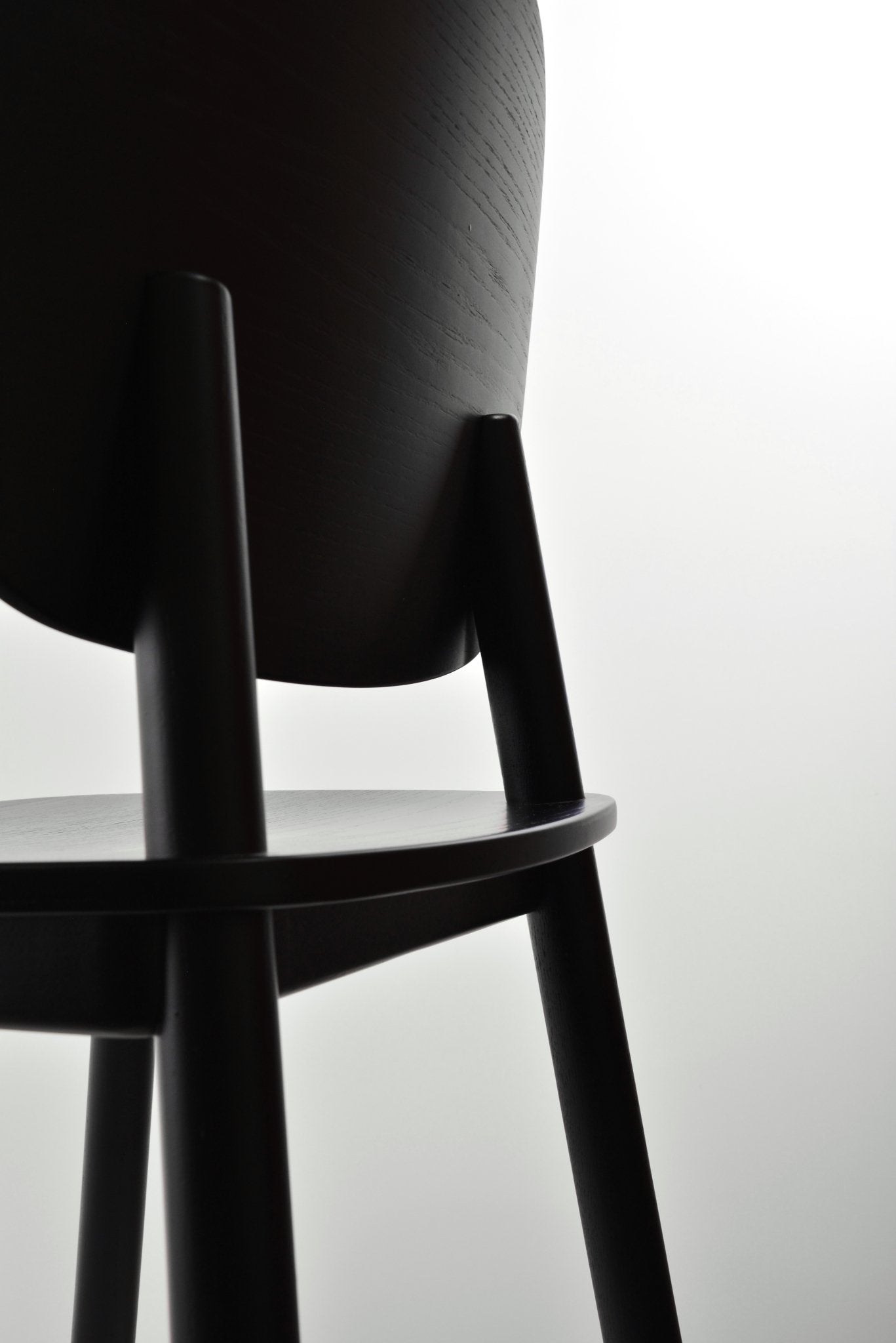 Met zijn originele en stevige structuur is de zwarte PADDLE Chair ideaal voor gezellige huizen, cafés, restaurants en hotels.