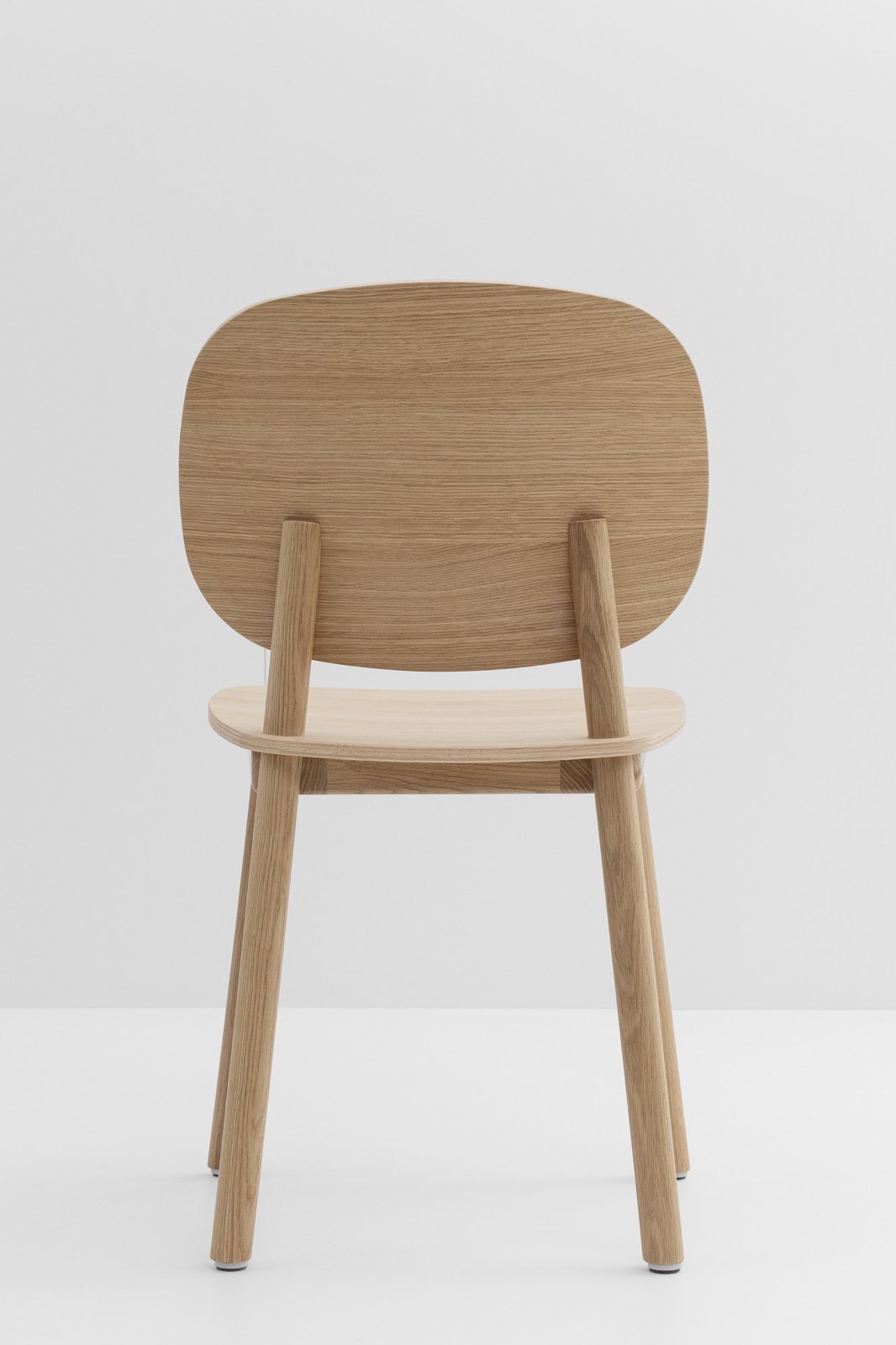 Met zijn originele en stevige structuur is deze eiken PADDLE Chair ideaal voor huizen, cafés, restaurants en hotels.