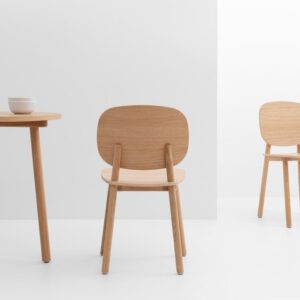 Met zijn originele en stevige structuur is de PADDLE Chair perfect voor gezellige huizen, cafés, restaurants en hotels.