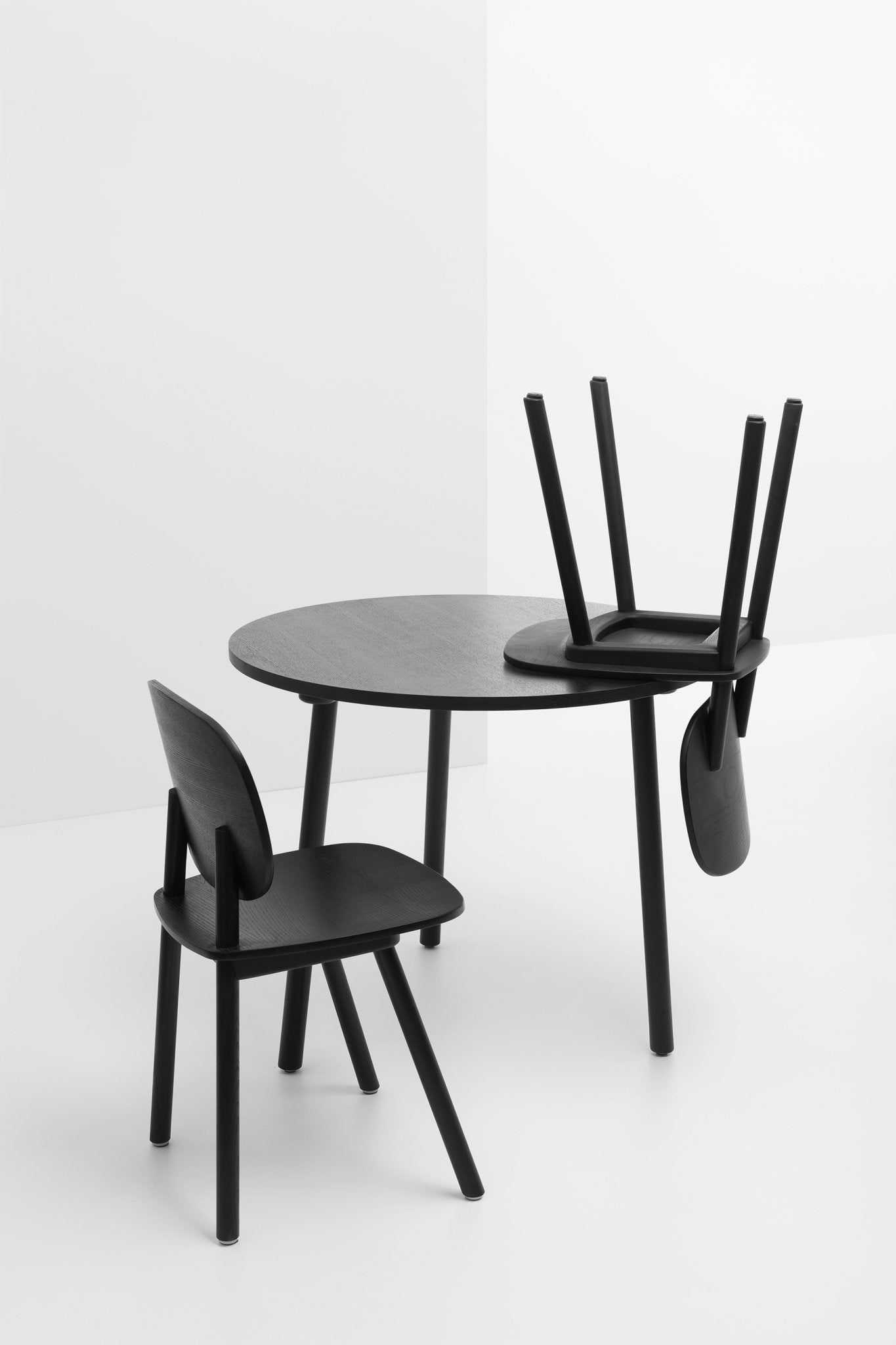 De zwarte medium PADDLE Round Table van cruso is geschikt voor verschillende behoeften en ruimtes.