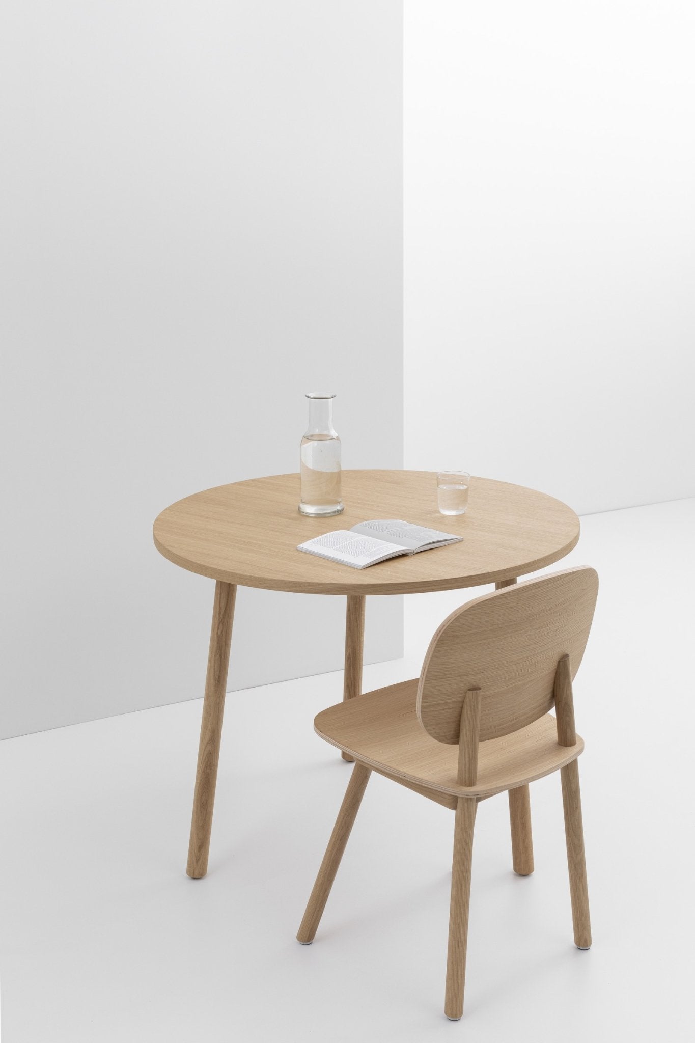 De eiken houten medium PADDLE Round Table van cruso is geschikt voor verschillende behoeften en ruimtes.