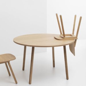 De eiken houten grote PADDLE Round Table van cruso is geschikt voor verschillende behoeften en ruimtes.