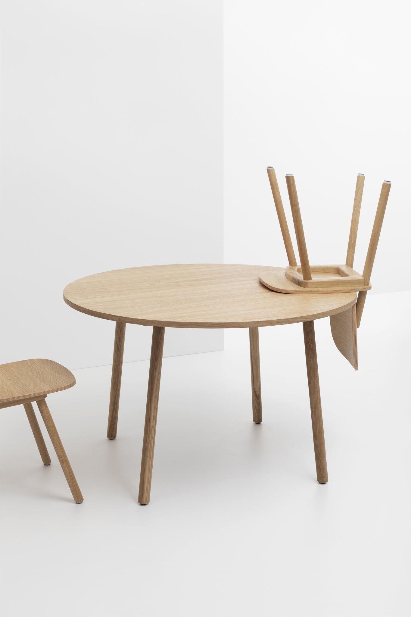 De eiken houten grote PADDLE Round Table van cruso is geschikt voor verschillende behoeften en ruimtes.