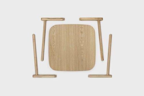Met zijn handige vierkante formaat kan de PADDLE tafel voldoen aan verschillende behoeften voor krappe ruimtes.